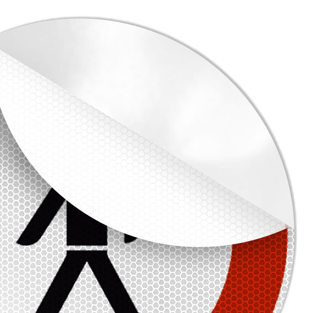 Detail: Abziehbare Schutzfolie am Rand des Schilds „Verbot für Fußgänger“