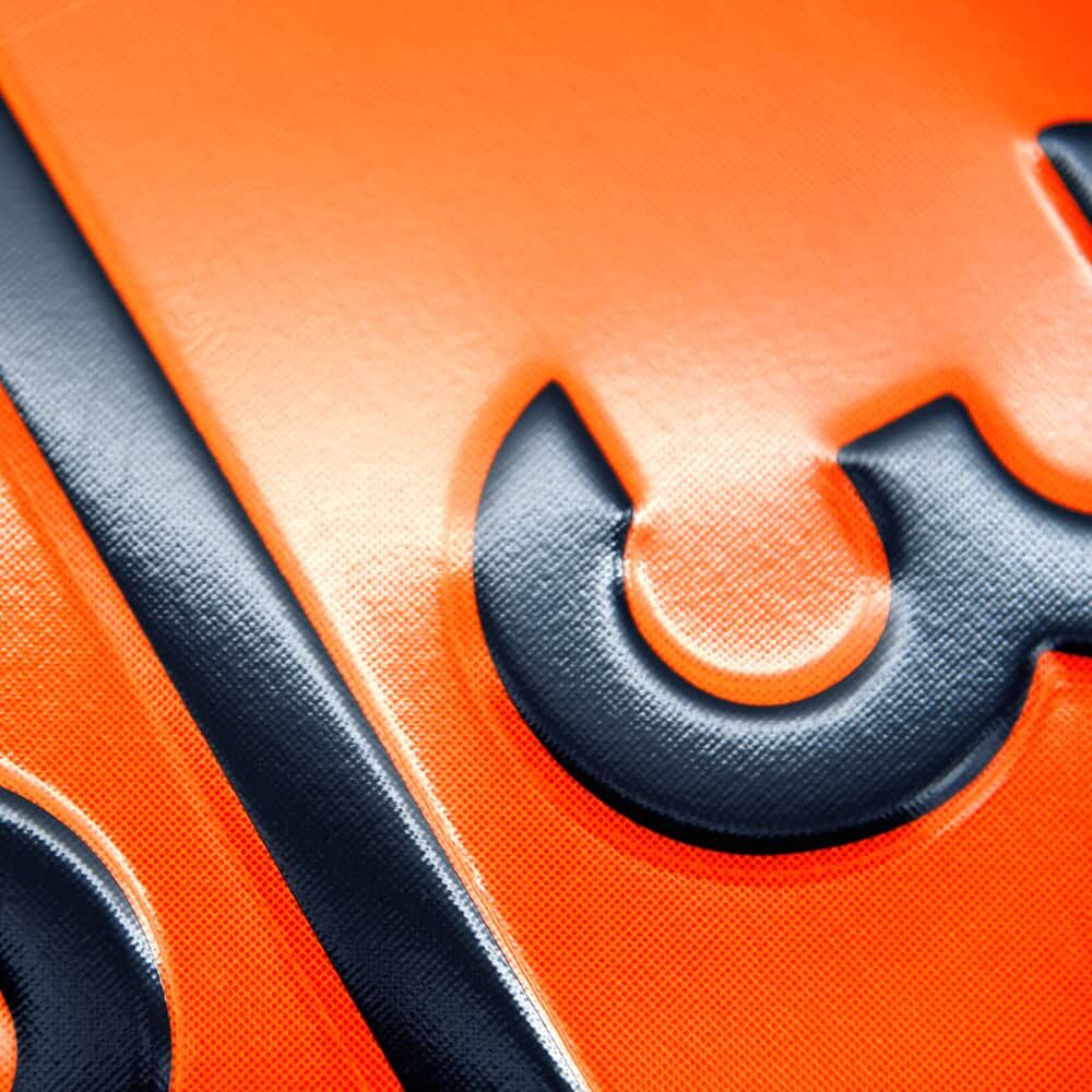 Makro der geprägten Ziffernlinie auf orange-schwarzer ADR Tafel 33 / 1203