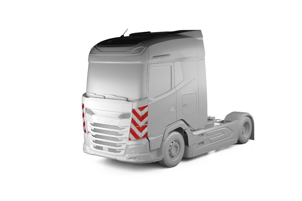 DAF XG in Fronansicht mit Komplettwarnmarkierungssatz, Baujahr 2021