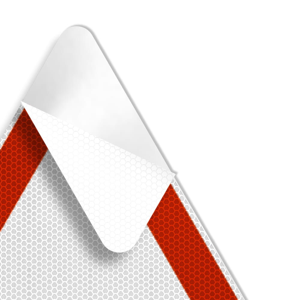 Detail: abziehbarer Aufkleber am Verkehrszeichen 112, Trägerfolie sichtbar