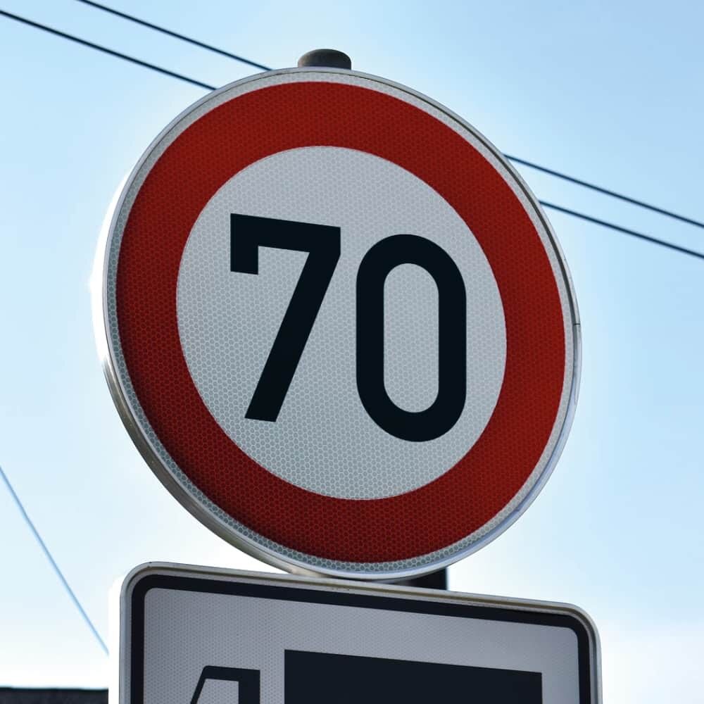 Anwendungsbeispiel Overlay 70 km/h auf Verkehrszeichen montiert