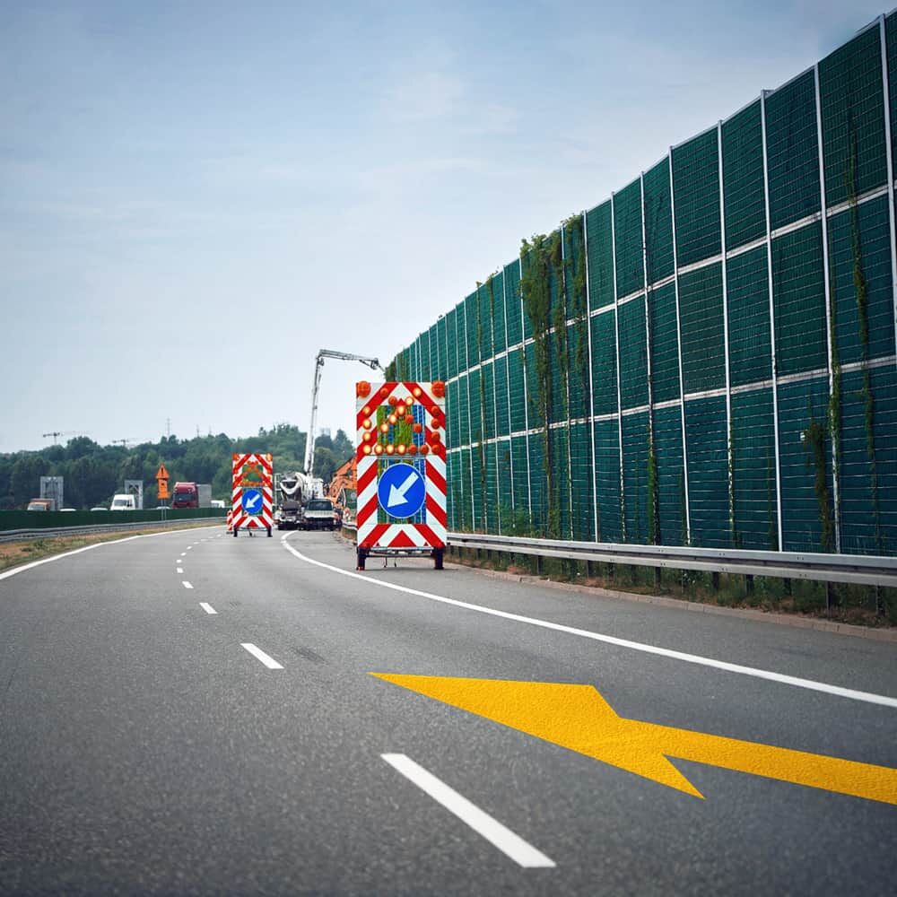 Aufgebrachter Voranküdigungspfeil in realer Verkehrsszenerie bei Baustelle