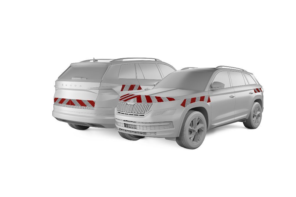 Skoda Kodiaq in Front- und Heckansicht mit Komplettwarnmarkierungssatz, Baujahr 2017