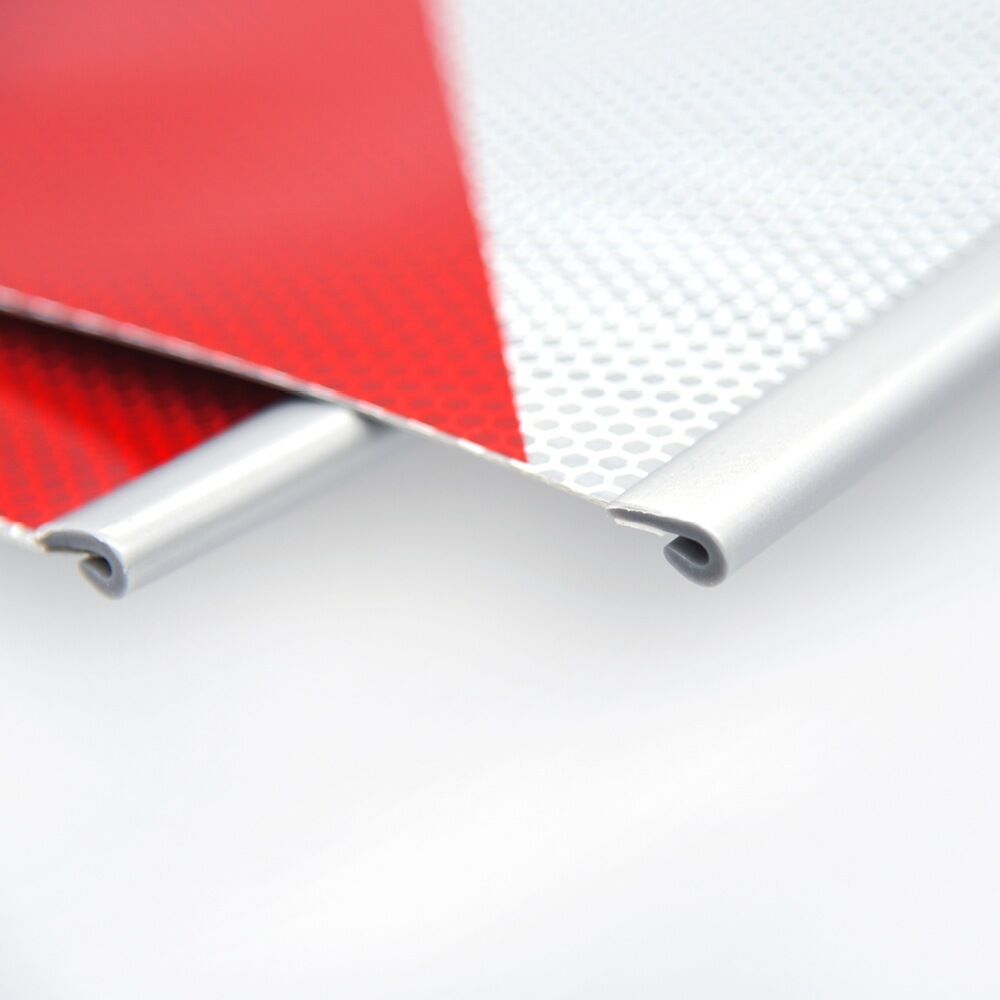 Seitliche Ansicht der stabilen Aluprofile an der Warnmarkierung für Hubladebühnen