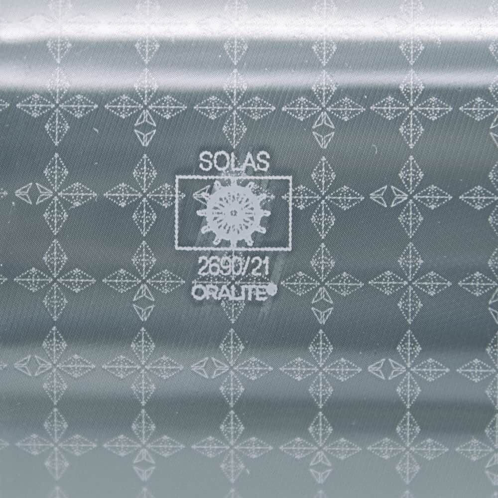Makro: SOLAS-Prägung 2690/24 auf grauer ORALITE FD 1403 Reflexfolie