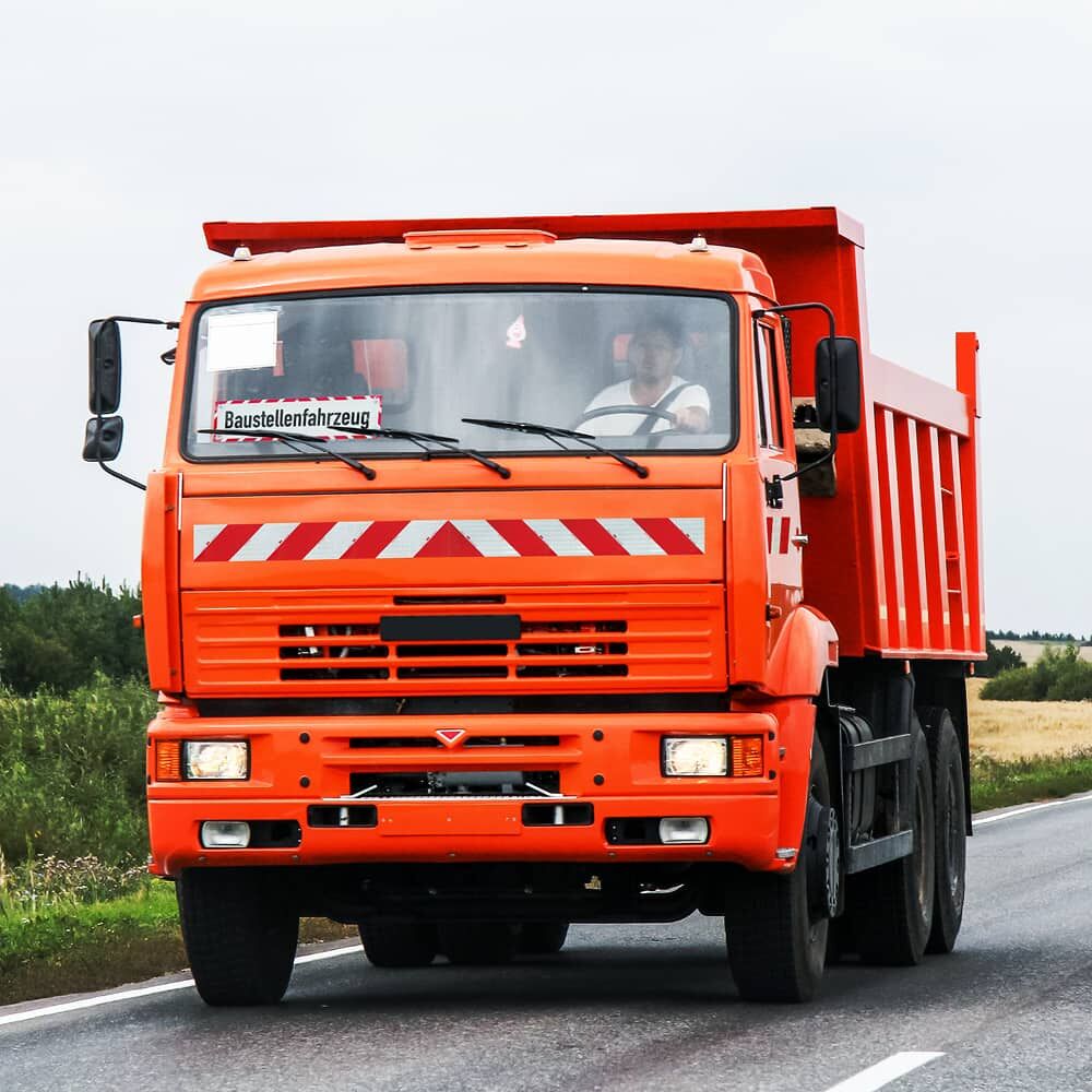 Anwendungsbild: montiertes „Baustellenfahrzeug“ Hinweisschild an der Front eines LKWs