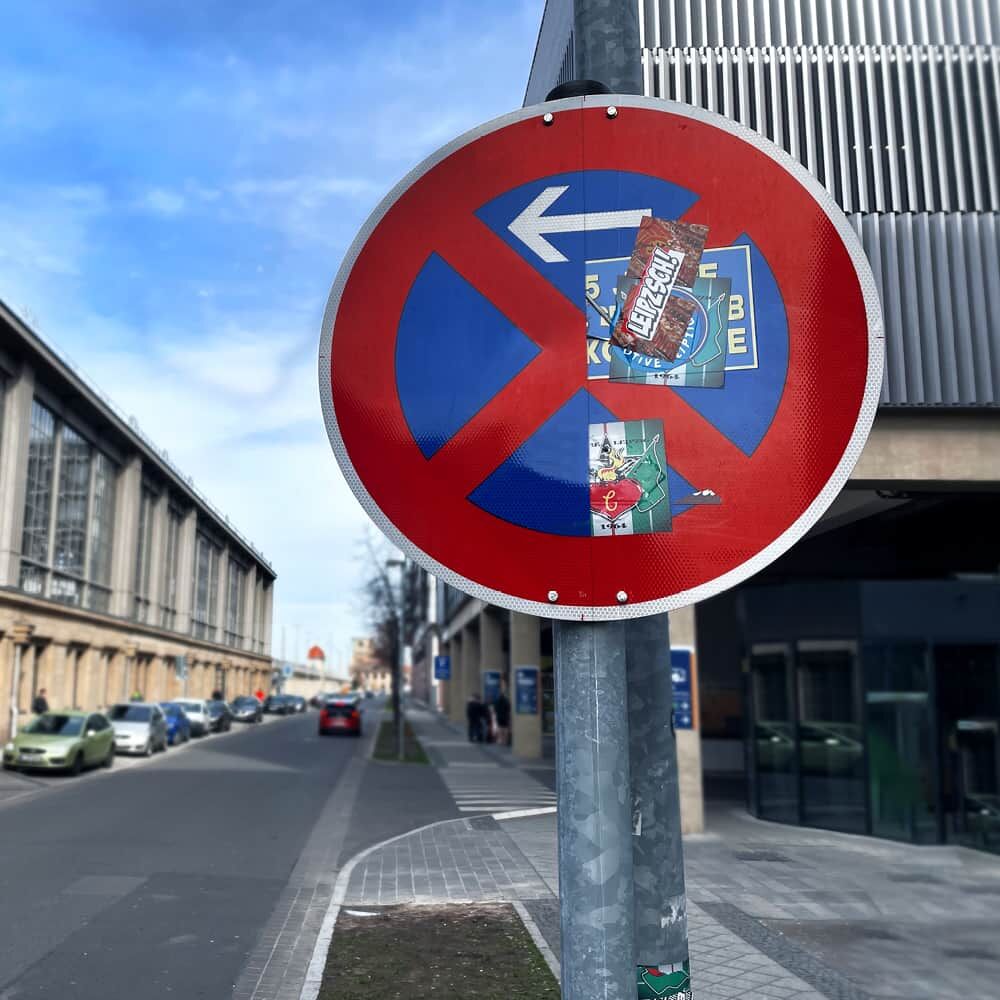 Rundes Halteverbot-Schild, linke Hälfte sauber dank Astifol Anti-Sticker-Folie