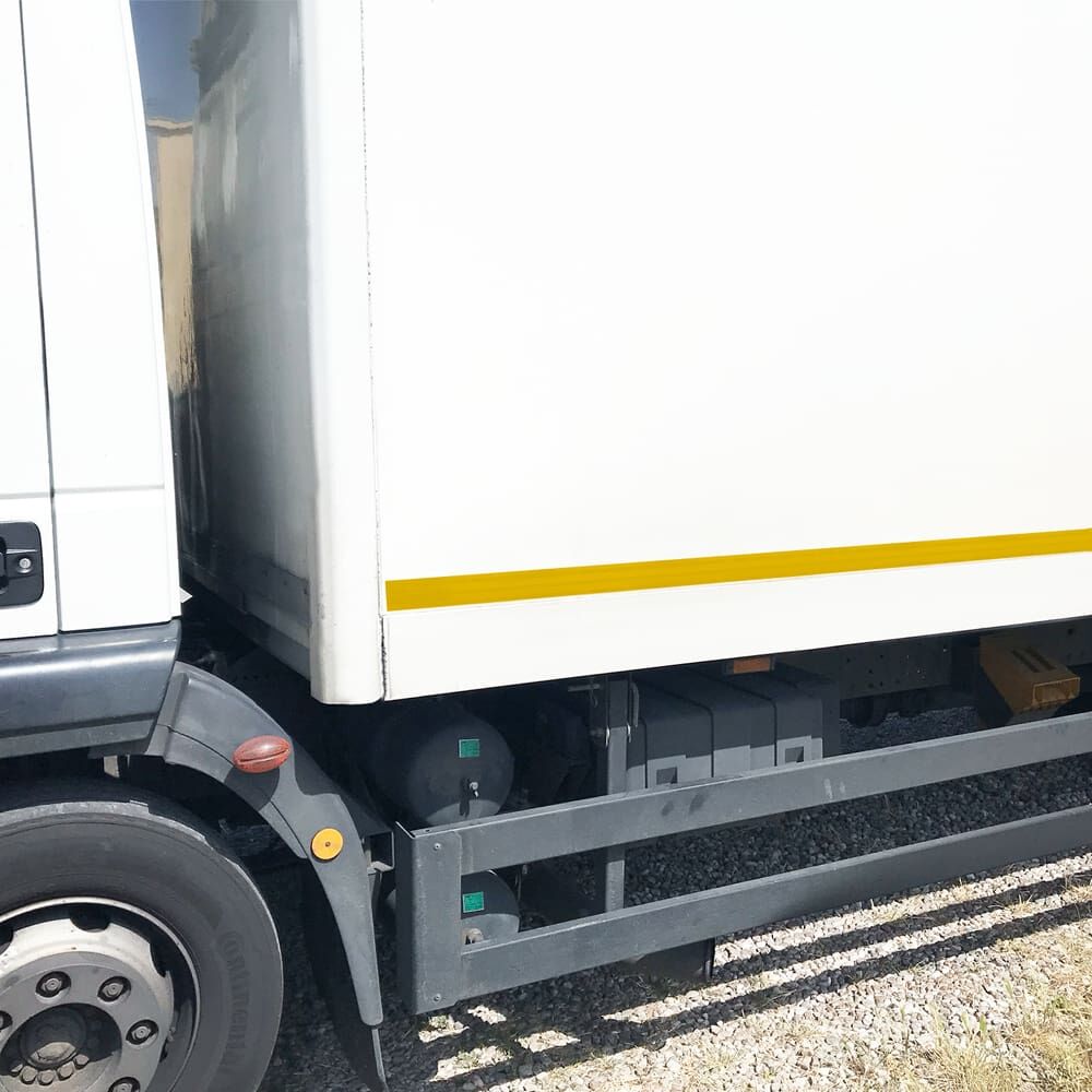 LKW-Seitenwand mit horizontalem 3M 943 Streifen gelb