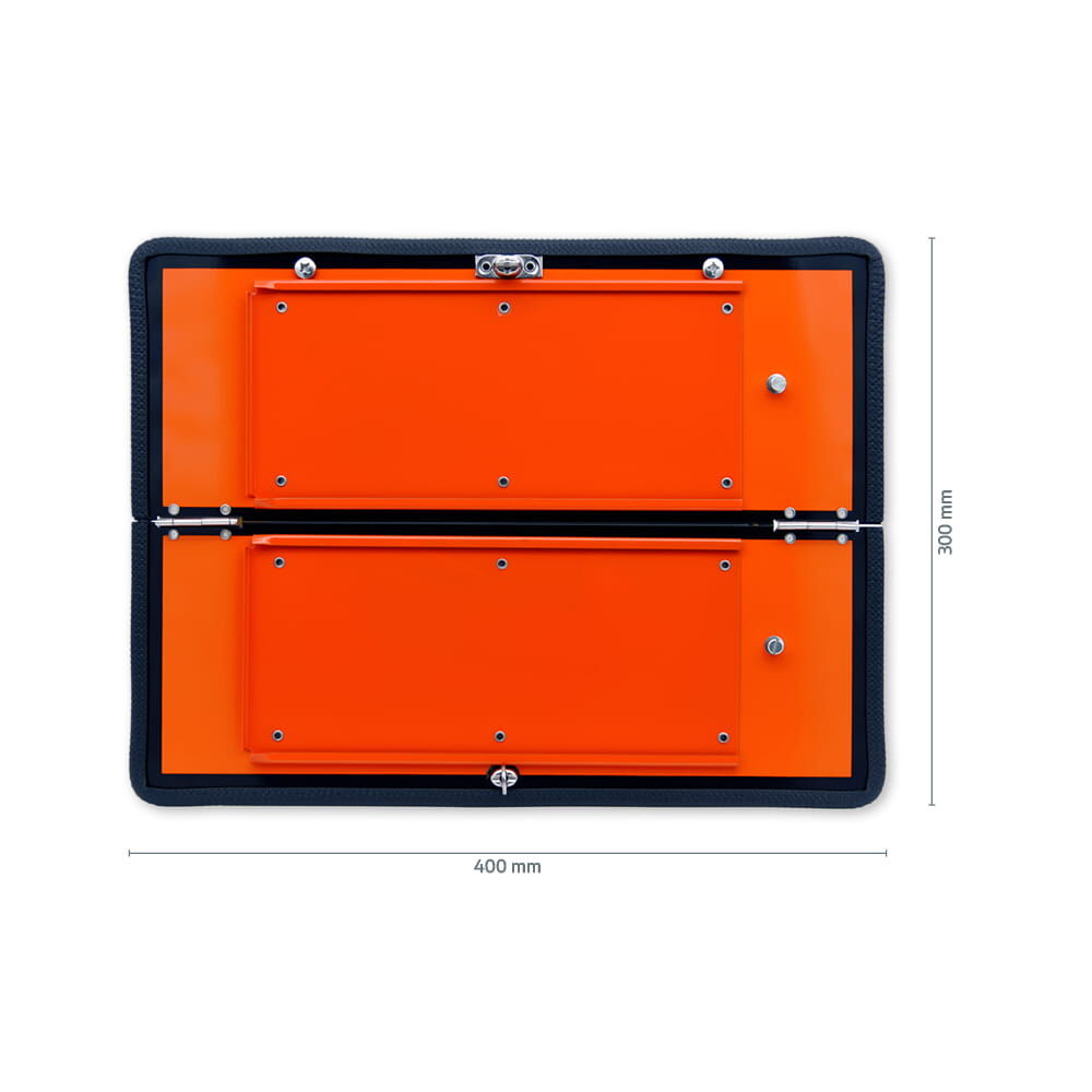 Klappbare ADR-Tafel mit Maßen 400×300 mm, orange mit schwarzem Rahmen und Verriegelung.
