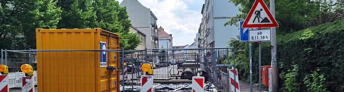 Das Titelbild der Themenseite Temporäre Verkehrszeichen zeigt eine teilweise Straßensperrung mit Baustellenszenerie im Hintergrund