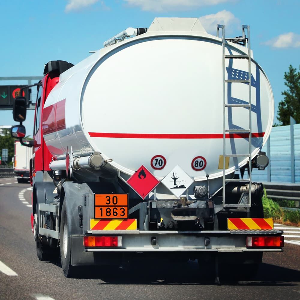 Tanklaster mit montierter orangefarbener Gefahrgutwarntafel „30 1863“ hinten
