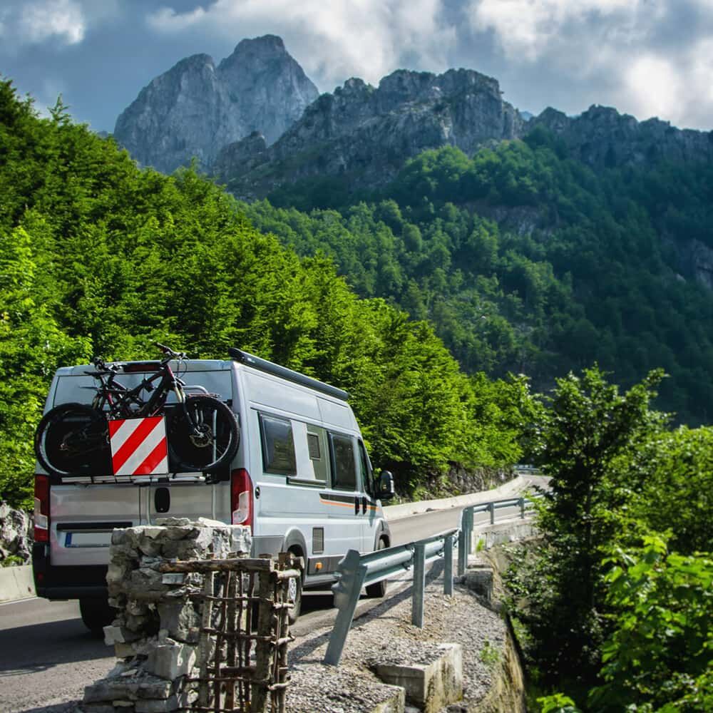 Anwendung: Warntafel am Fahrradträger eines Vans auf Bergstraße