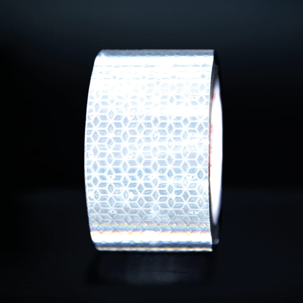 Weiße Rolle VC 104+ CG reflektiert vor schwarzem Hintergrund