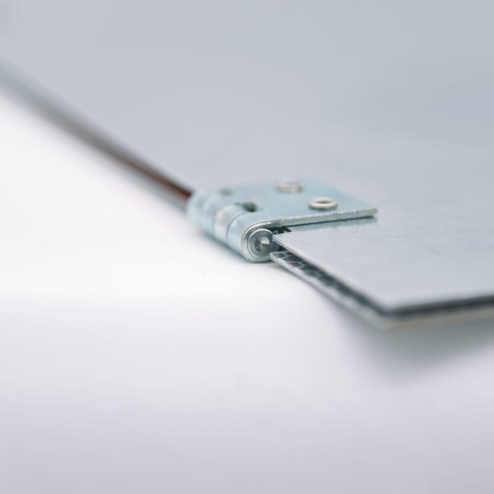 Nahaufnahme eines Metallscharniers an reflektierender Warntafel