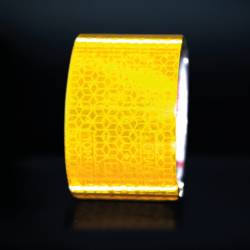 Gelbe Rolle VC 104+ CG reflektiert vor schwarzem Hintergrund