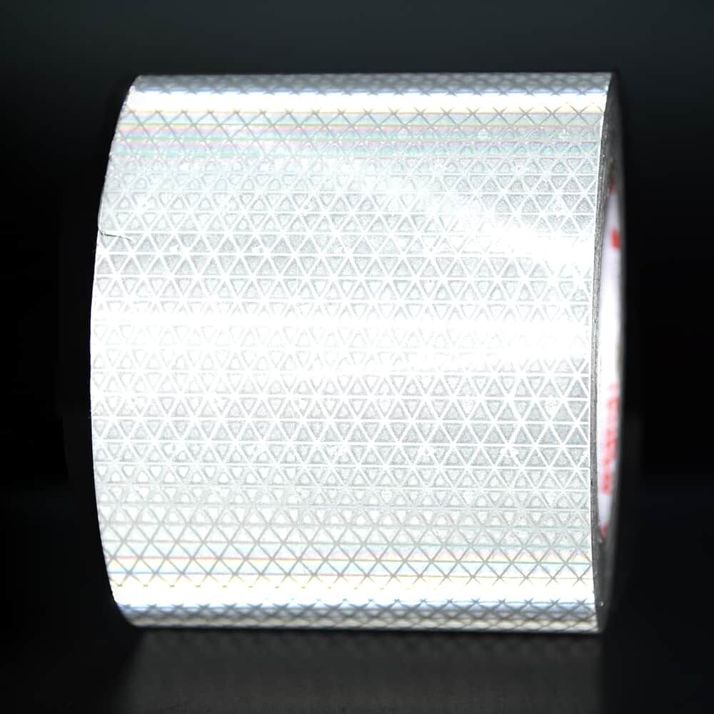 100 mm Rolle Orafol Reflexband 5930MFlex weiß, reflektierend vor dunklem Hintergrund