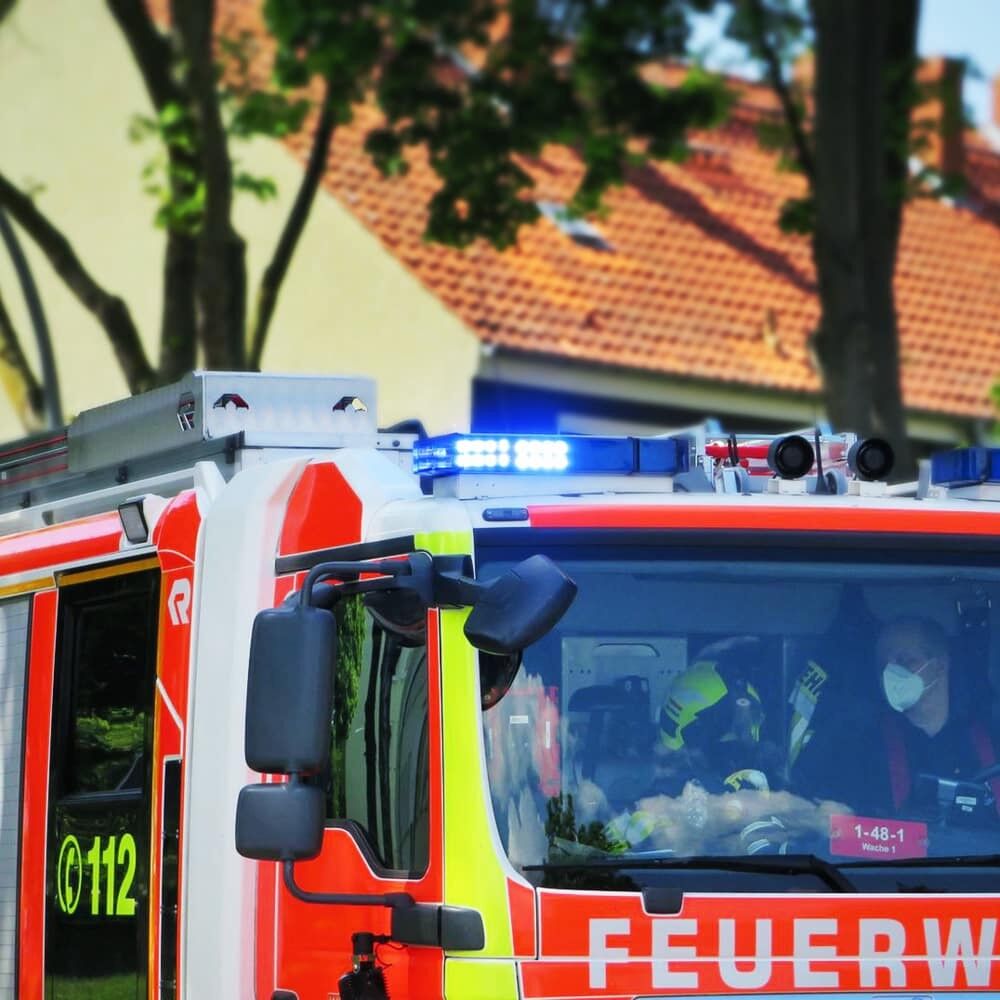 Feuerwehr-LKW mit fluoreszierenden Orafol 7510 Streifen an A-Säule und Tür zur Warnwirkung