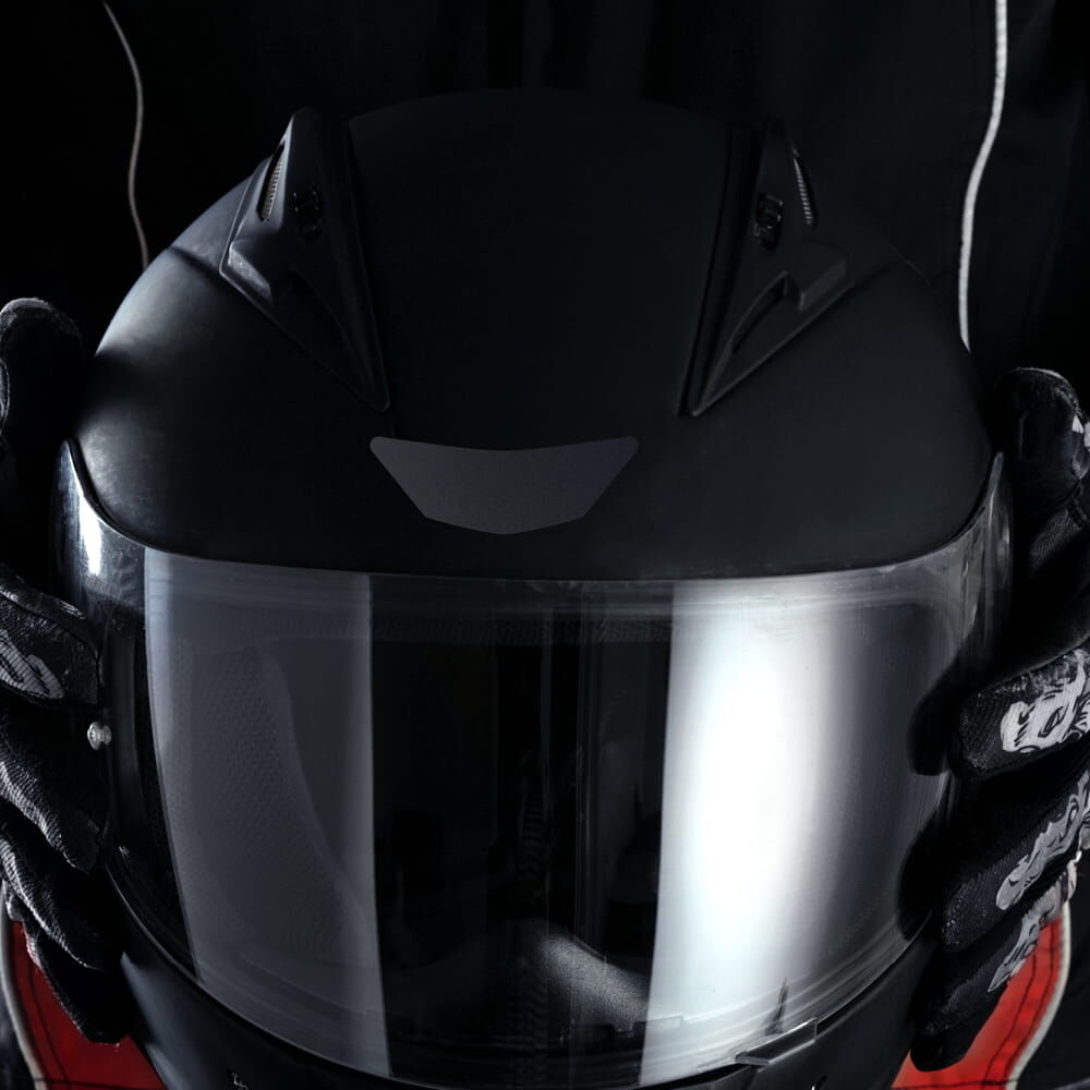 Schwarzer Reflexsticker auf Motorradhelm für dezente Sichtbarkeit am Tag