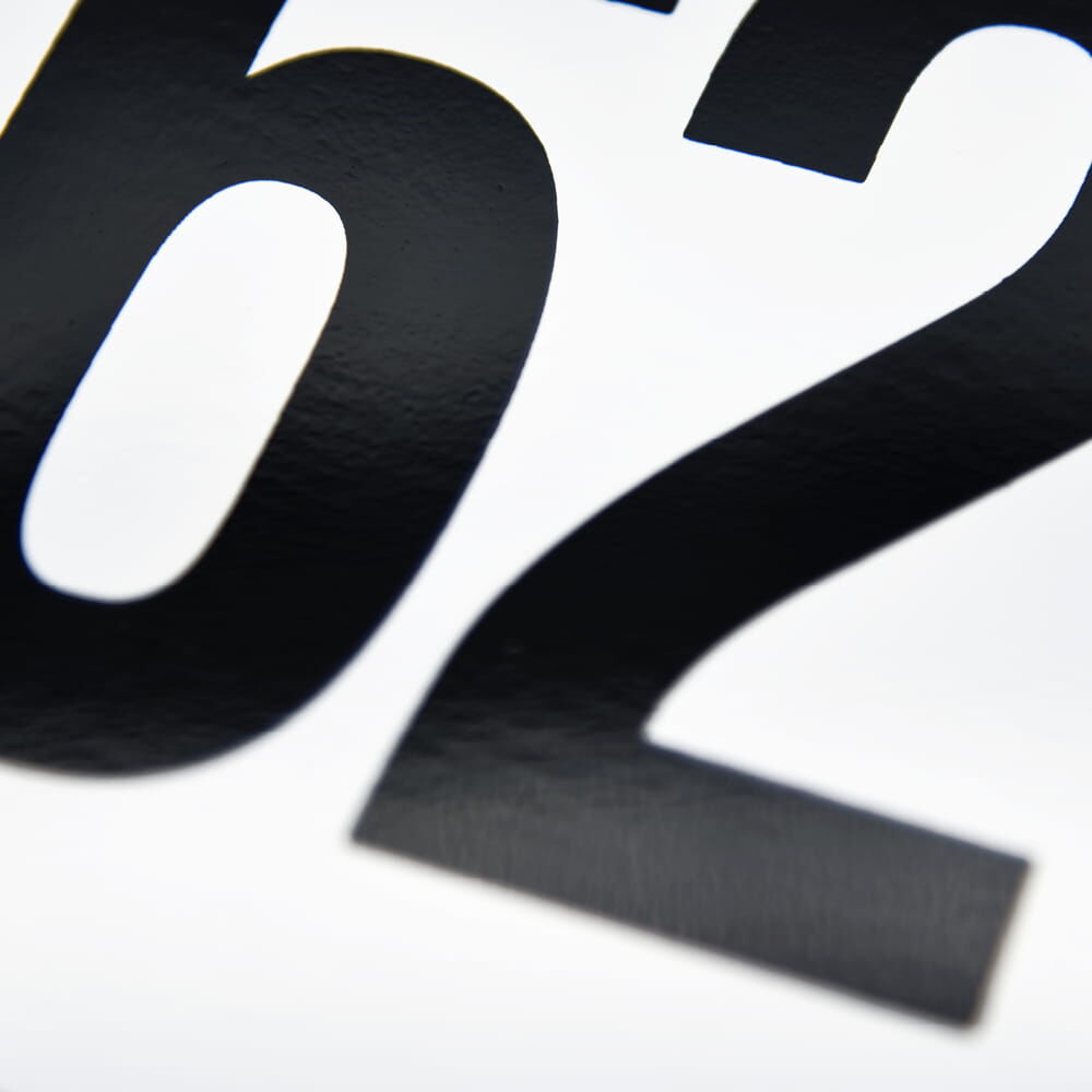 Nahaufnahme der Zahl 62 auf Geschwindigkeitsschild für Deutschland