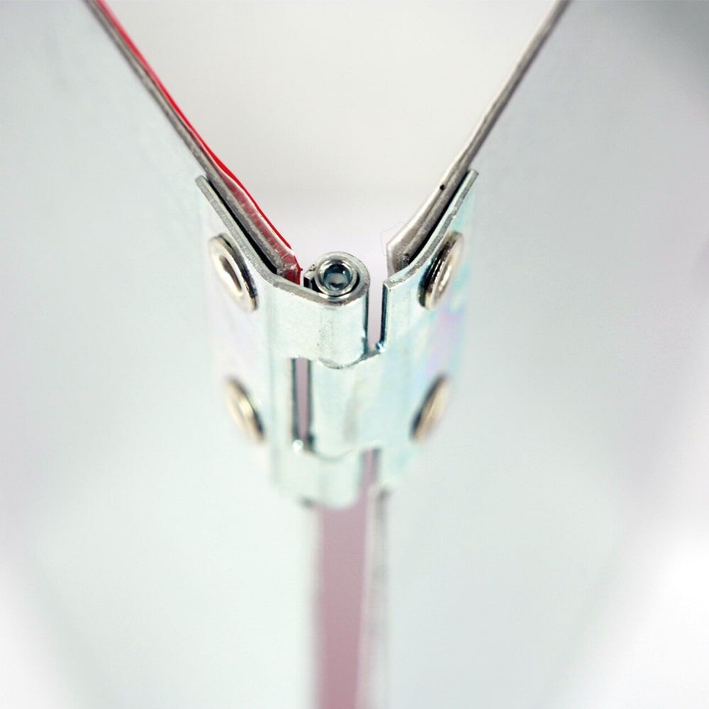 Detail: Aufnahme des Schaniers bei leicht geöffneter Parkwarntafel