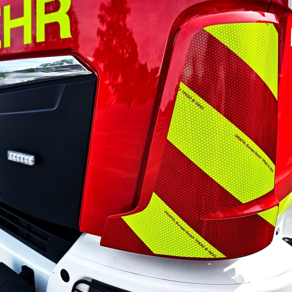 Kotflügel eines Feuerwehr-Lkw mit rot-gelber ORALITE VC 612RA Warnfolie