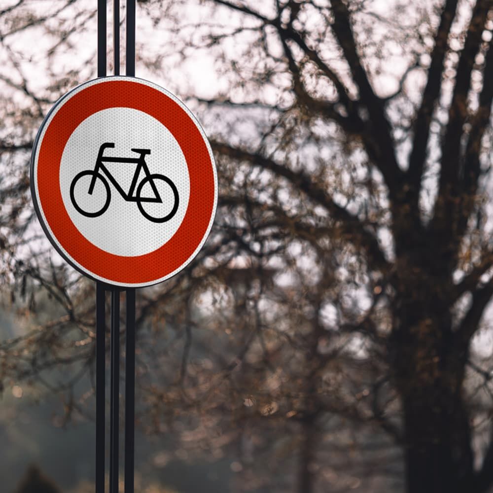 Verkehrszeichen 254 „Radfahrer verboten“ montiert am Pfosten im Außenbereich