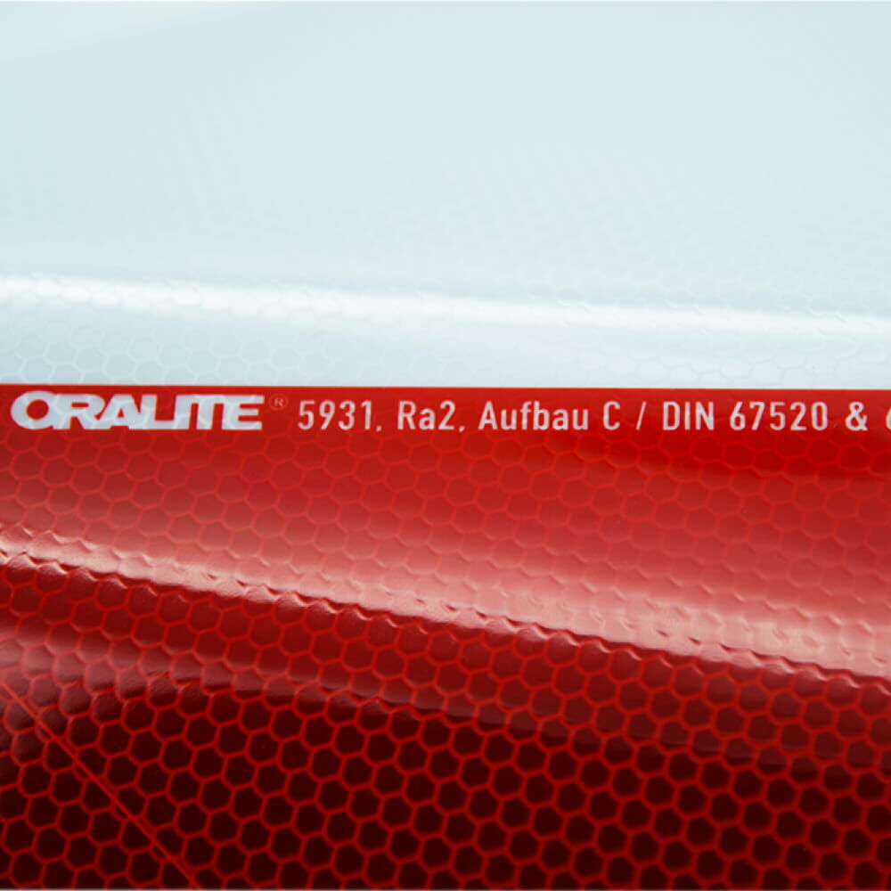 Detail: Mikroprismatische Wabenstruktur der Orafol-5931 Rot-Weiß Folie