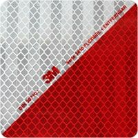 Eine Detailaufnahme der Kfz-Warnmarkierungsfolie 3410 von 3M mit rautenförmigen Reflexmuster.