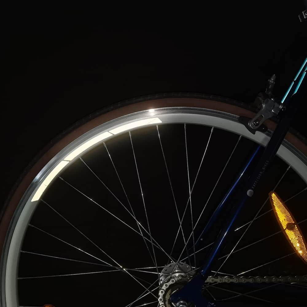 Felgensticker Light mit heller Reflexion auf Fahrradfelge bei Dunkelheit