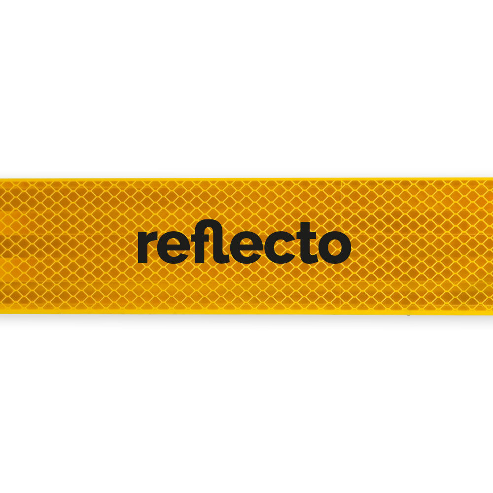 Gelbes 3M Konturband mit schwarzem Demo-Schriftzug „reflecto“, Nahaufnahme