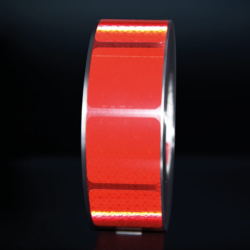Rote VC104+ CG Rolle, Segmente reflektieren vor dunklem Hintergrund