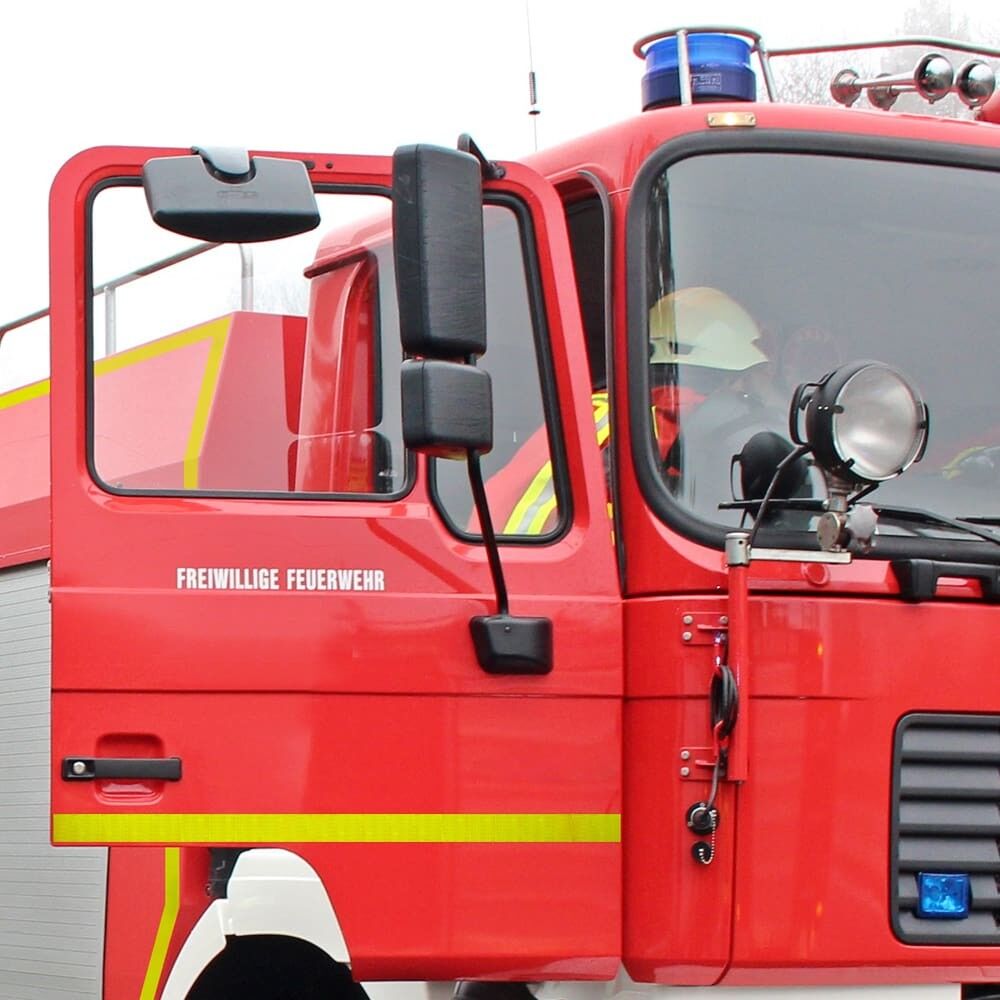 Feuerwehr­fahrzeug mit 50 mm VC 612 Konturstreifen in Lime