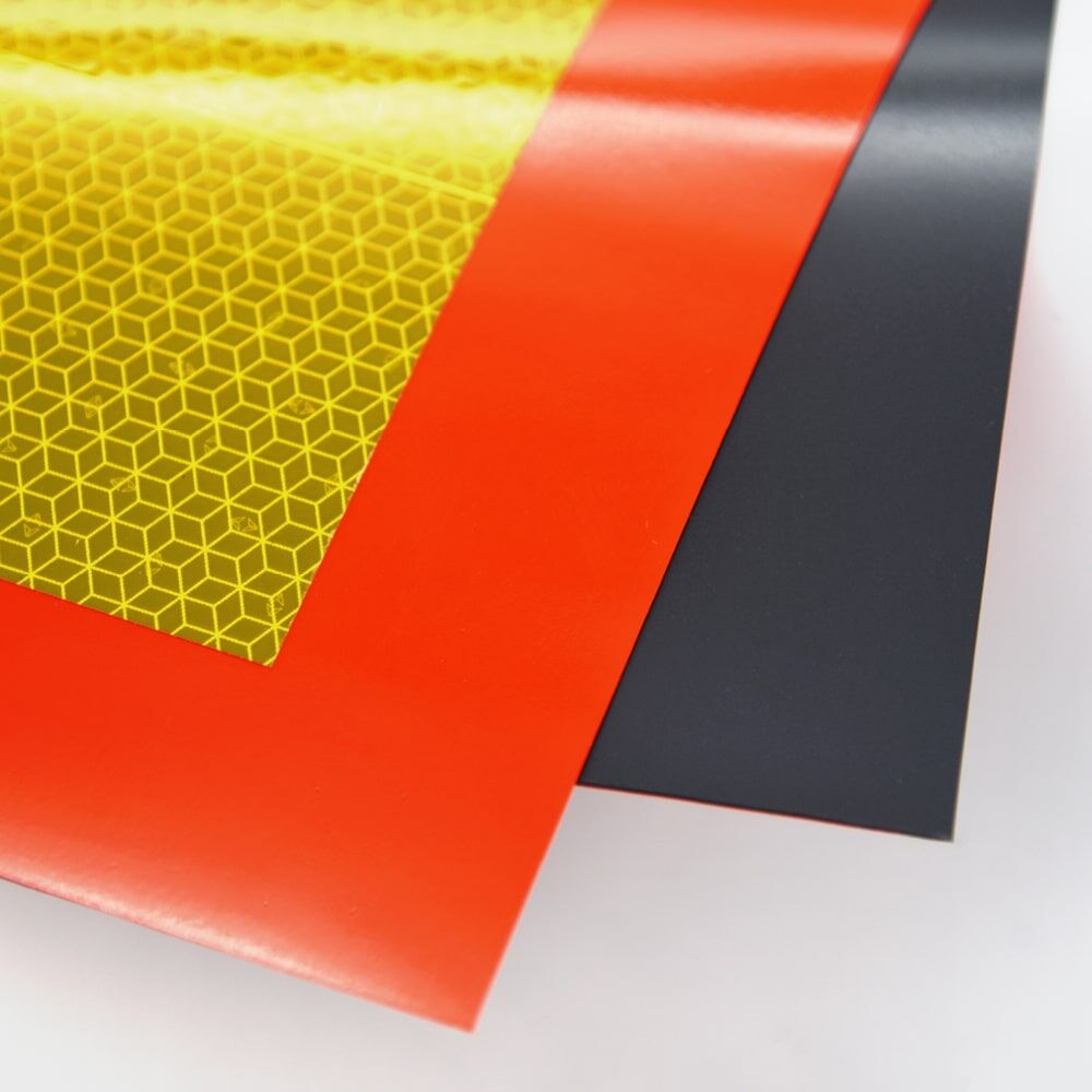 Eckdetail zeigt Folien und schwarze, magnetische Rückseite