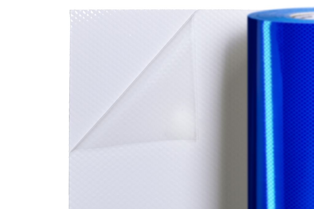 Rückseite der blauen Verkehrszeichenfolie 3M 4090 mit teilweise abgezogenem Schutzpapier
