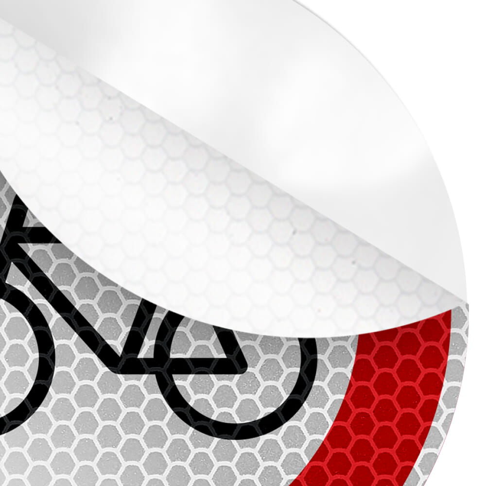 Nahaufnahme der reflektierenden Oberfläche eines Fahrradverbot-Aufklebers