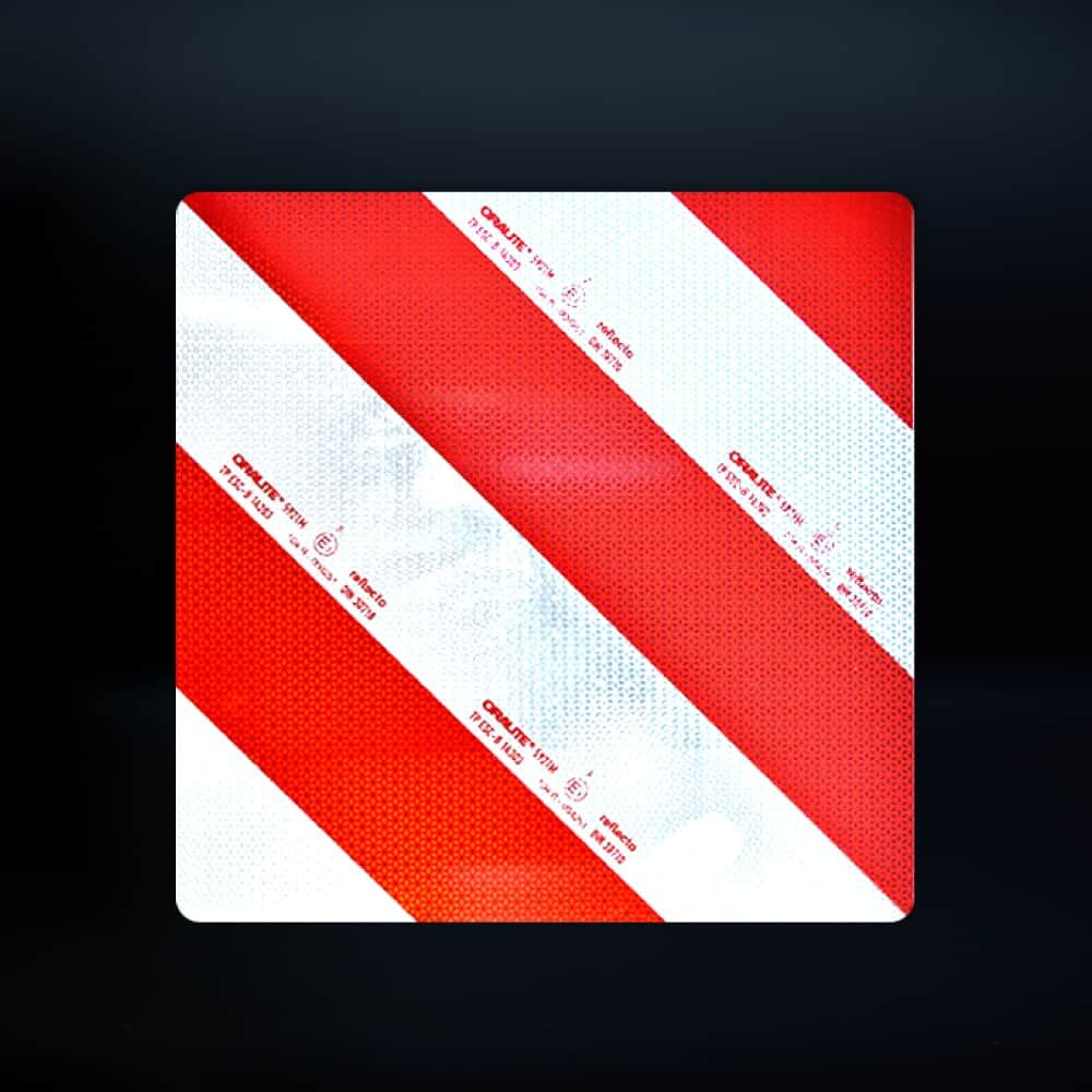 Rot/weiß diagonale Reflex-Warntafel im dunklen, starke Reflexion sichtbar