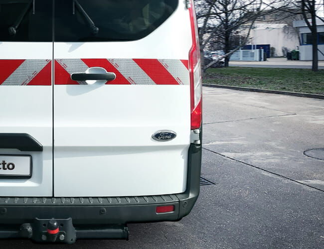  Kfz-Warnmarkierungsset Anwenderbeispiel Ford Transit Custom Heckmarkierung mit Aussparung Griffmulde Tür