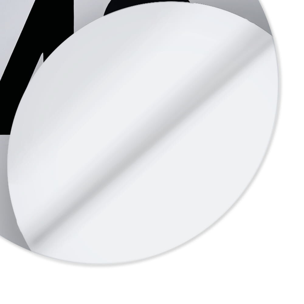 Rückseite des Aufklebers gelöst – flexible, selbstklebende Folie ersichtlich