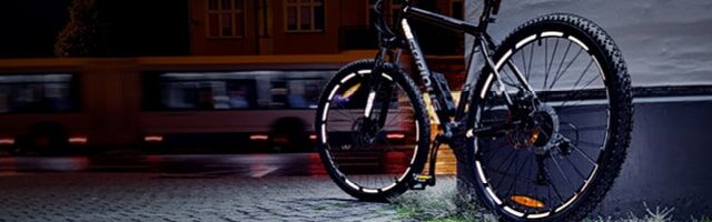 Mountainbike mit reflektierenden Streifen an den Felgen bei Nacht