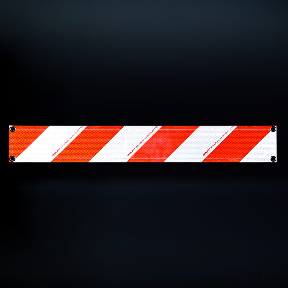 Warnbanner bei Dunkelheit mit stark reflektierender rot-weißer Fläche