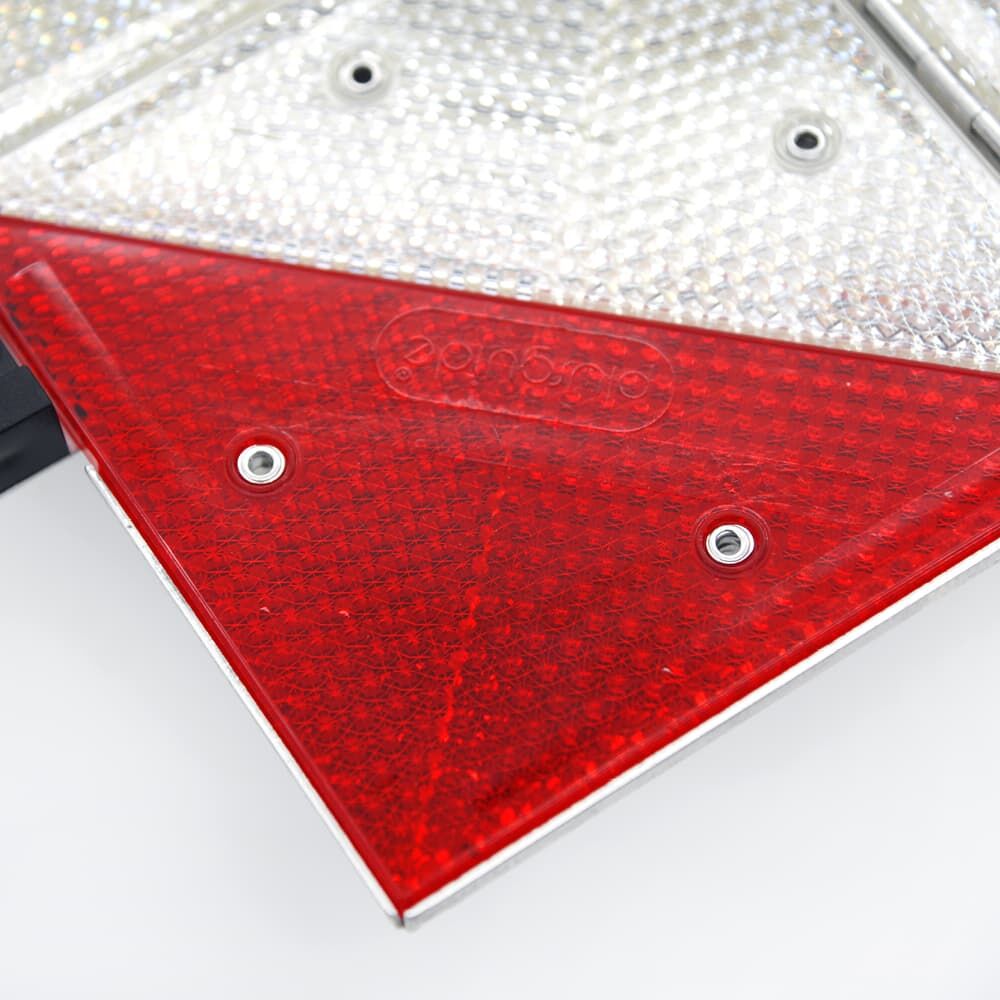 Detail: rote Prismenfläche mit Befestigungsösen und weißer Reflexfläche