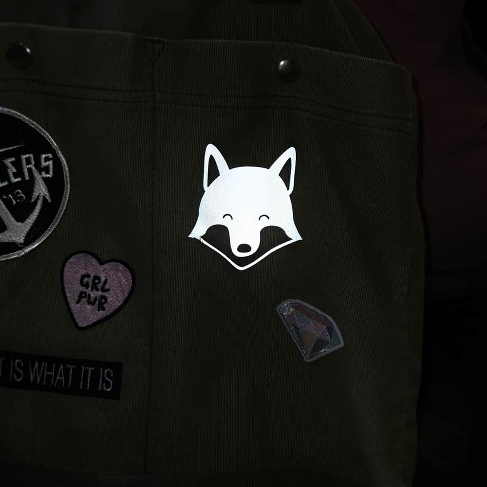 Bügelbild Fuchs silber reflektierend, auf Rucksack, dunkle Umgebung