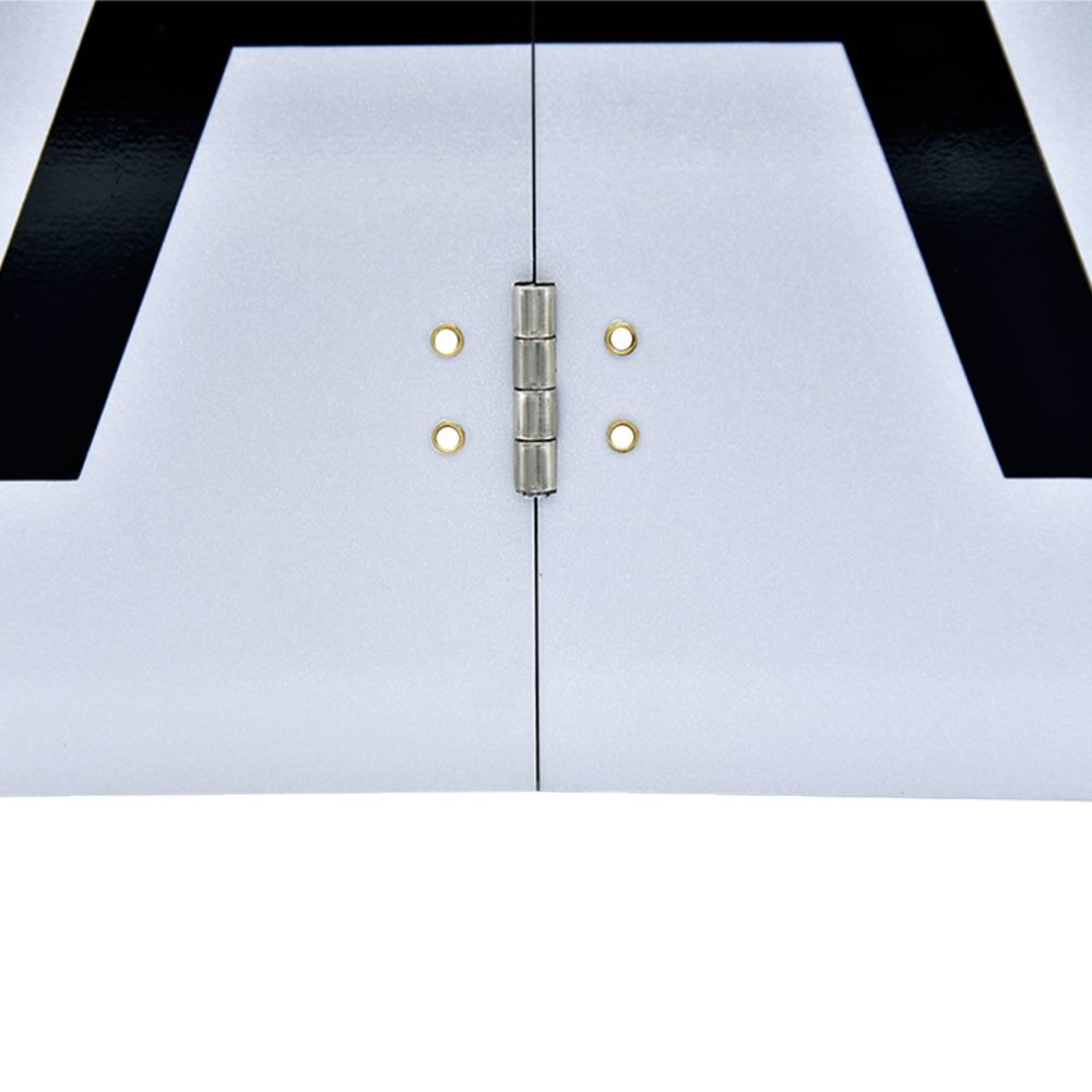 Detail: Mittelscharnier der A-Tafel ohne Kantenschutz.