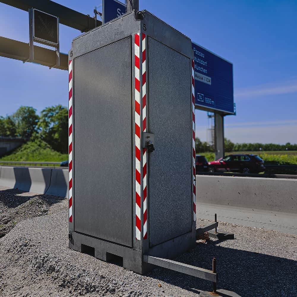 Baugehäuse rundum mit 3M 823i linksweisender Warnmarkierung beklebt