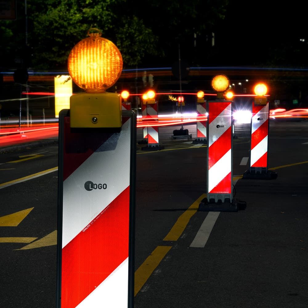 Beleuchtete Baken mit Orafol-5931 Logo-Folie sichern nächtliche Baustelle