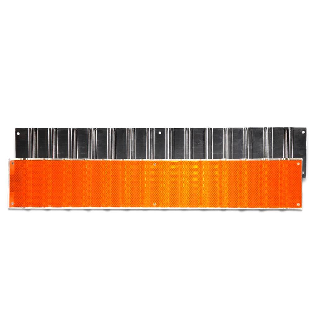 Orangenes Reflex-Panel auf schwarzem Trägerblech, Vorder- und Rückseite gezeigt