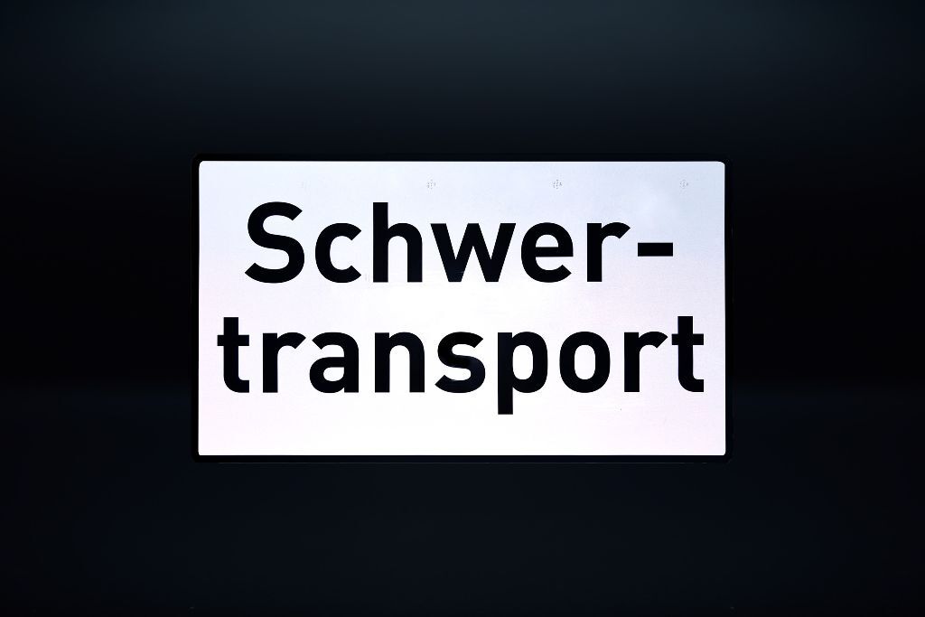 Rückseite des Schwertransportschilds mit schwarzer magnetischer Rückseite