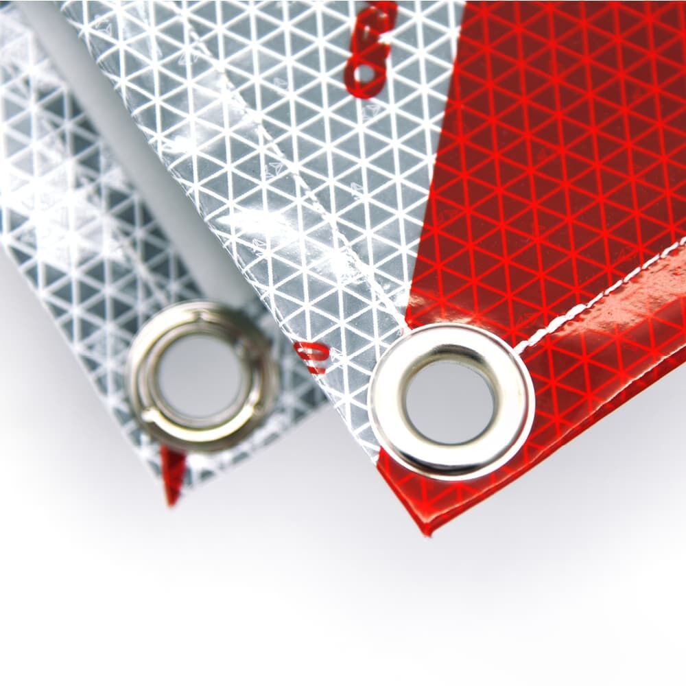 Nahaufnahme zweier Ecken mit Metallösen und reflektierendem Material