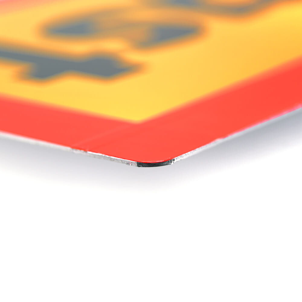 Abgerundete Ecke der Tafel mit sichtbarem Aluminiumkern und rotem Rand