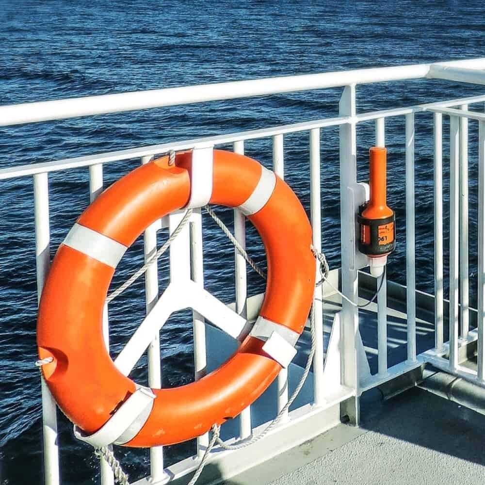 FD1403-Reflexstreifen auf Rettungsring im Einsatz an Bord